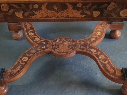 Table de milieu marquetée, quatre pieds marqetés,...