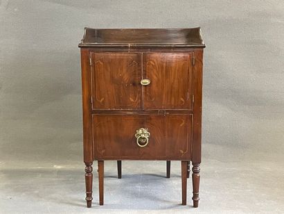 Meuble de voyage ouvrant à deux portes et...