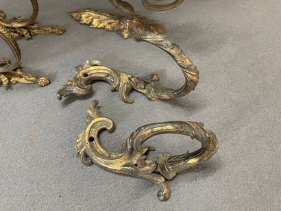 Lot de six embrasses en bronze dont trois...