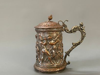 Grande chope en métal argenté à décor de...