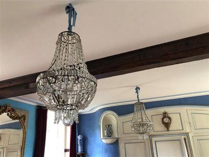Paire de Lustres corbeilles à rangs de perles...