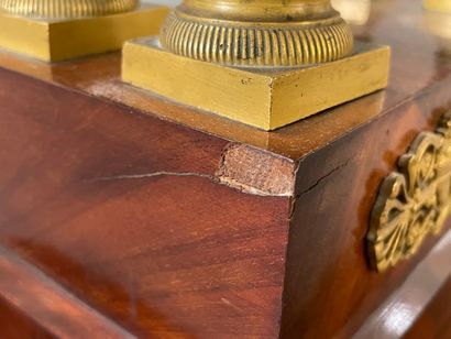 Pendule portique en placage d'acajou et bronze...