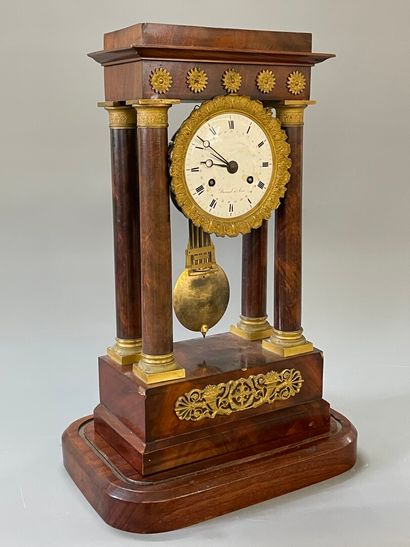 Pendule portique en placage d'acajou et bronze...