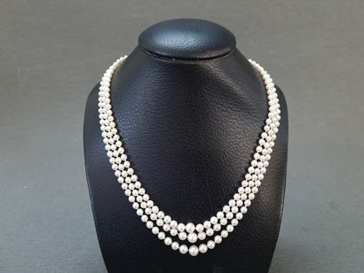 Collier trois rangs de perles de culture,...