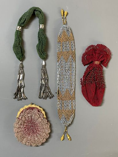Lot de bourses en maillage de perles:

1...
