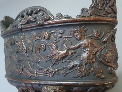 Grande coupe en terre cuite patinée à décor...