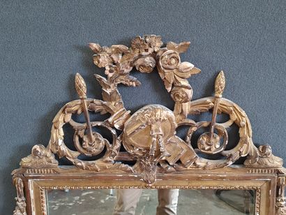 Miroir cadre en bois et stuc doré, fronton...