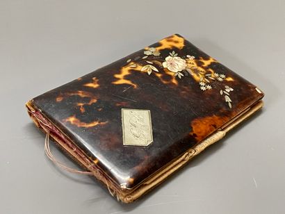 Carnet de bal en écailles et incrustations...