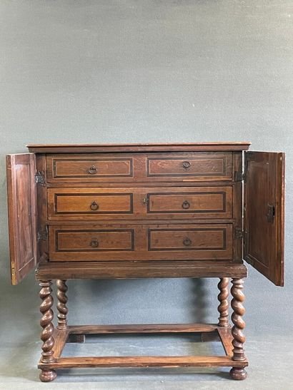 Cabinet sur pieds à intarsia, deux portes...