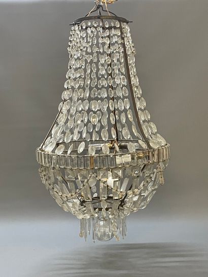 Paire de Lustres corbeilles à rangs de perles...