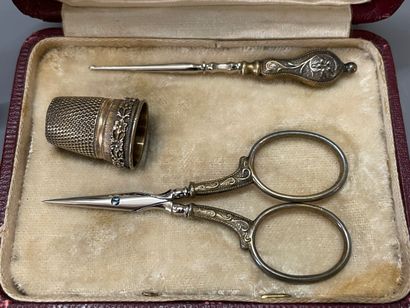 Ensemble d'objets de couture comprenant :Etui...