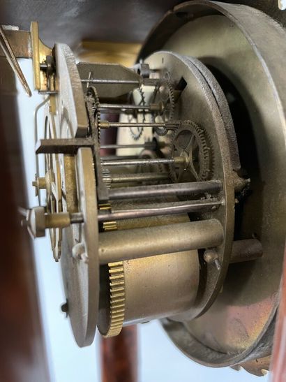 Pendule portique en placage d'acajou et bronze...