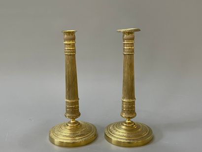 Paire de bougeoirs en bronze doré et ciselé,

Epoque...