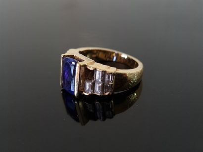 Bague en or 750°/00. sertie d'une tanzanite...