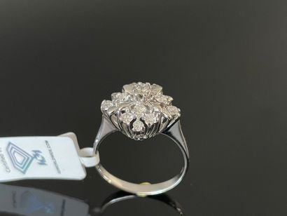 Bague en or gris 750°/00, de forme losange,...