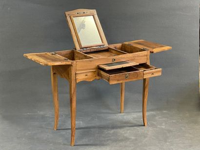 Coiffeuse en noyer 

Epoque Louis XV.

71...