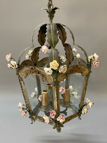 Lanterne en métal et tôle peints à décor...