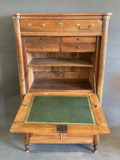 Secrétaire droit en noyer.

Style Louis XVI...