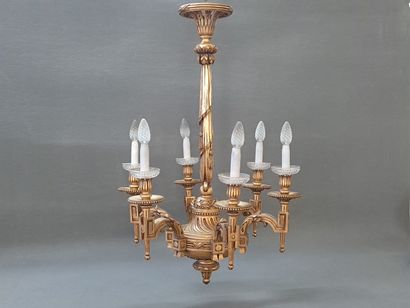 Lustre à en bois sculpté à 6 lumières. 

H....
