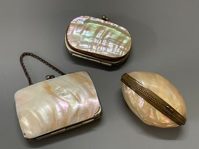 Collection de trois porte-monnaies en nacre

(acc)

5...