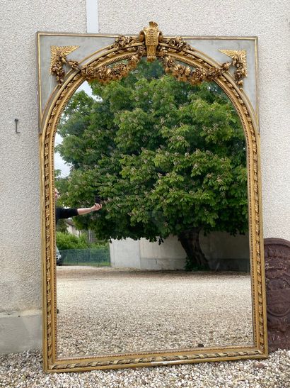 Grand miroir , cadre laqué gris vert et guirlandes...