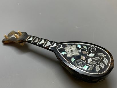 Bibelots de vitrine: boite en argent (100g)...