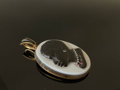 
Pendentif camée en onyx sur deux couches...