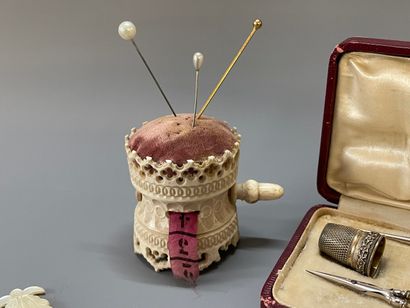 Ensemble d'objets de couture comprenant :Etui...