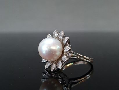 Bague en or gris 750°/00 sertie d'une importante...