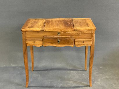 Coiffeuse en noyer 

Epoque Louis XV.

71...