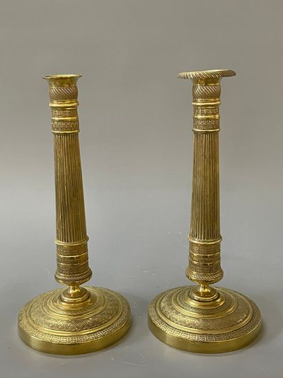 Paire de bougeoirs en bronze doré et ciselé,

Epoque...