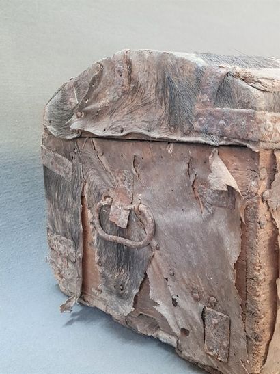 Malle de voyage en bois gainé de peau de...