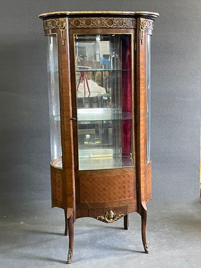 Vitrine en frisage et marqueterie de résilles,...