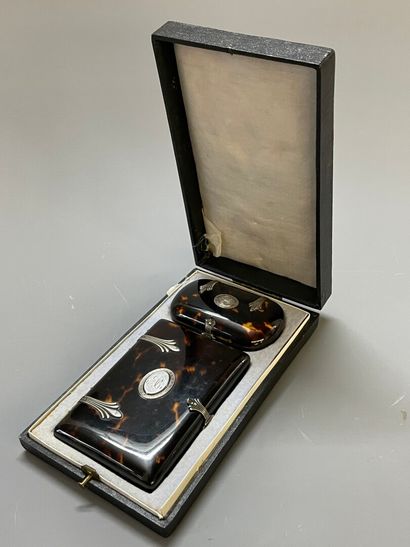 Dans un écrin: porte-monnaie et un carnet...