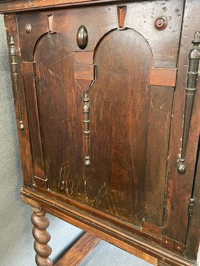 Cabinet sur pieds à intarsia, deux portes...