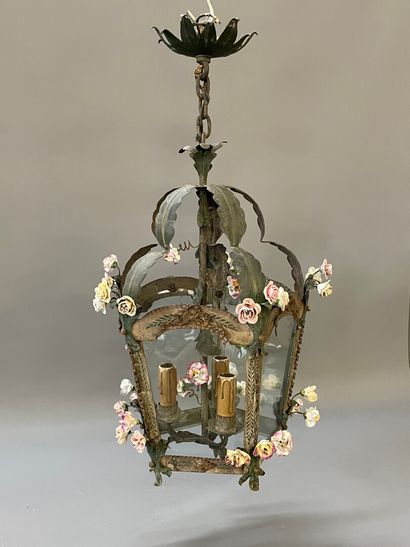 Lanterne en métal et tôle peints à décor...
