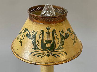 Lampe à quinquet en métal laqué beige et...