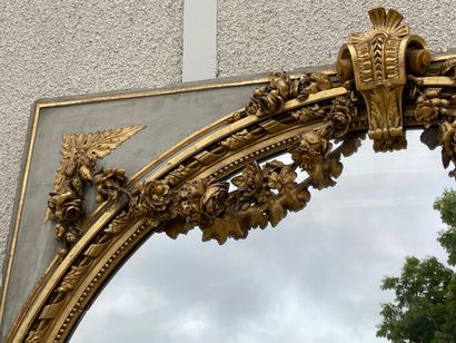 Grand miroir , cadre laqué gris vert et guirlandes...