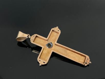 Croix en or 750°/ 00 sertie d'une demi-perle...