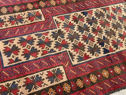 Tapis fait main

158 x 85 cm. 

Usures.