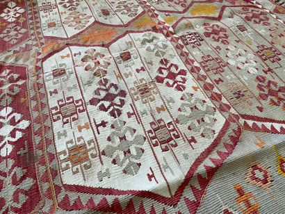 Tapis kilim

180 x 350 cm.