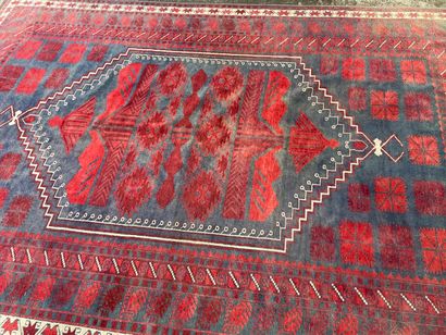 Tapis fait main en laine rouge.

300 x 200...