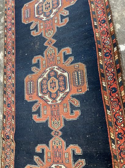 Tapis galerie fait main en laine.

290 x...
