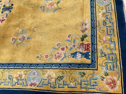 Tapis en laine chinois, fond jaune

190 x...
