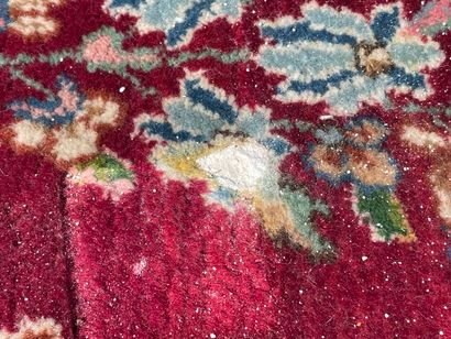 Tapis laine

270 x 180 cm. 

Taches.