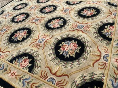 Tapis tuffeté style Savonnerie

345 x 245...