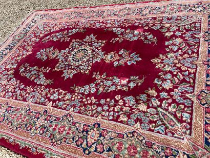 Tapis laine

270 x 180 cm. 

Taches.