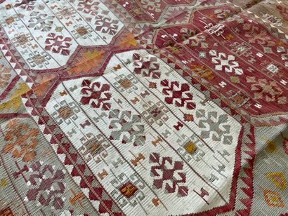 Tapis kilim

180 x 350 cm.