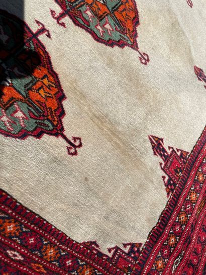 Tapis fait main 

160 x 125 cm. 

Taches...