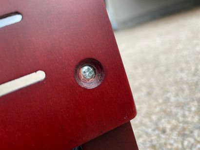 Suite de huit chaises modernes en bois stratifié...